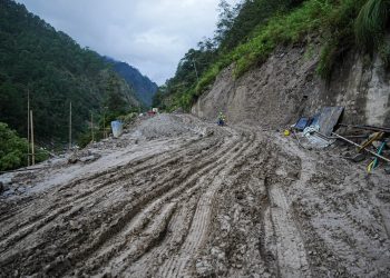 बाढीपछि पुनर्निर्माणमा रसुवागढी मार्ग, मालवाहक सवारीलाई सास्ती