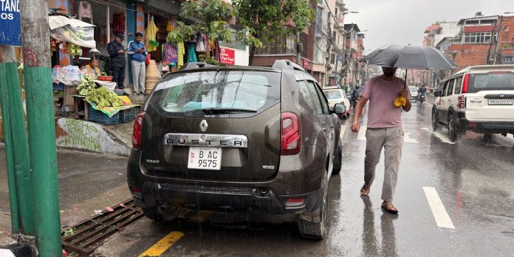 सञ्चारगृहपछि गगन थापाको घरअगाडि शंकास्पद पार्किङ