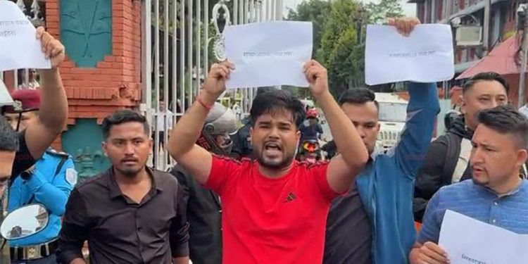 राज्य आतंक बन्द गर भन्दै सिंहदरबार अगाडि चर्को नाराबाजी
