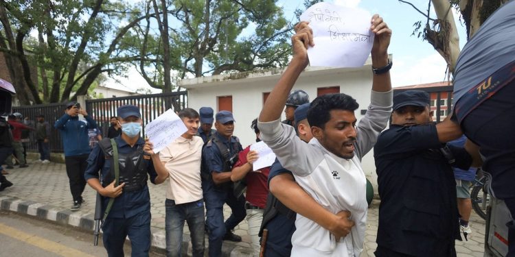 स्ववियु खारेजको विरोधमा त्रिविमा शिक्षामन्त्री घेराउ