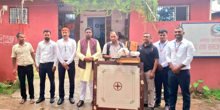 मधेशमा खेलकुद प्रवर्द्धन : मन्त्री लखन दासद्वारा खेल सामग्री वितरण