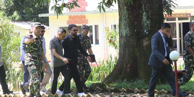 बाढीपछि विदुर पुगे प्रधानमन्त्री बालेन, घाइतेसँग गरे भेट