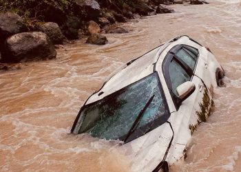 सिन्धुलीमा यात्रुसहितको कार सुनकोशीमा खस्यो, उद्धार कार्य जारी