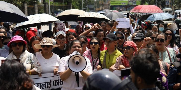 ‘गरिमालाई न्याय देऊ’ भन्दै शान्तिवाटिकामा प्रदर्शन