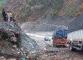 राजमार्ग अवरुद्धपछि हेटौंडा हुँदै काठमाडौं ल्याइँदैछ इन्धन र ग्यास