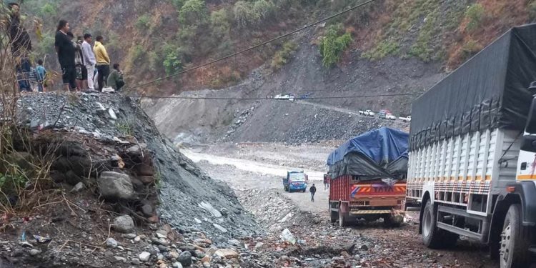 राजमार्ग अवरुद्धपछि हेटौंडा हुँदै काठमाडौं ल्याइँदैछ इन्धन र ग्यास