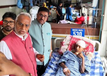 सुनसरी घटनाका पीडितलाई भेट्न अस्पताल पुगे महतो र यादव