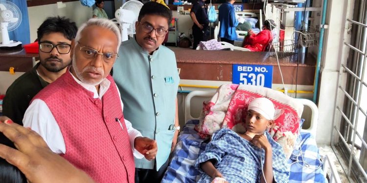 सुनसरी घटनाका पीडितलाई भेट्न अस्पताल पुगे महतो र यादव