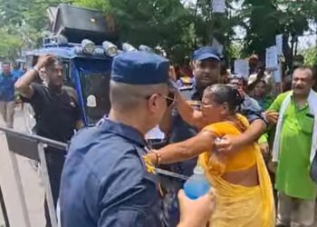 धनुषा अदालत अगाडि मिटरब्याज पीडितद्वारा आत्मदाह प्रयास, प्रहरीले गर्‍यो उद्धार