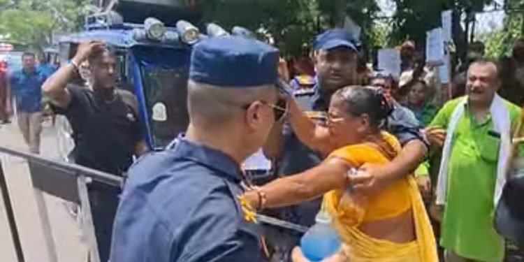 धनुषा अदालत अगाडि मिटरब्याज पीडितद्वारा आत्मदाह प्रयास, प्रहरीले गर्यो उद्धार