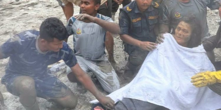 बेत्रावतीमा बाढीले पुरिएको घरबाट ११ दिनपछि वृद्धाको जीवित उद्धार