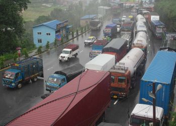 लगातार वर्षापछि नागढुंगामा सवारीसाधन होल्ड