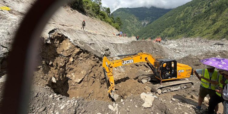 बाढी प्रभावित त्रिशूली-३ ‘ए’ मा चार एक्स्काभेटरबाट ड्रिलिङ