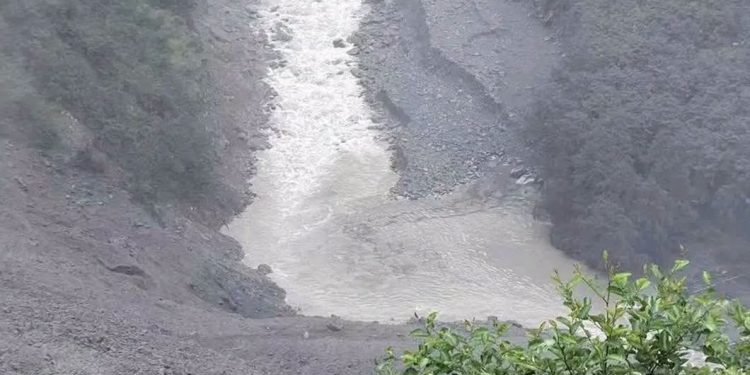 चौलानी नदीमा पहिरो खस्यो, बाढीको जोखिम बढेपछि सतर्क रहन आग्रह