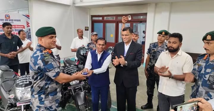सीमा सुरक्षाका लागि सशस्त्र प्रहरीलाई मधेश सरकारको २० मोटरसाइकल