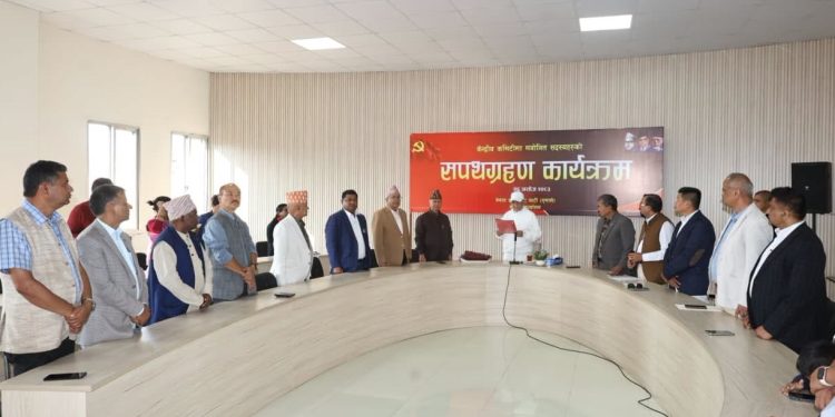 एमालेका १३ केन्द्रीय सदस्यलाई अध्यक्ष ओलीले गराए शपथ