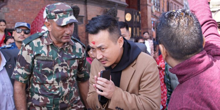 फूलपातीमा हनुमानढोका पुगे गृहमन्त्री गुरुङ