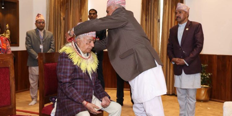 राष्ट्रपति पौडेलले लगाए दसैंको टीका र जमरा