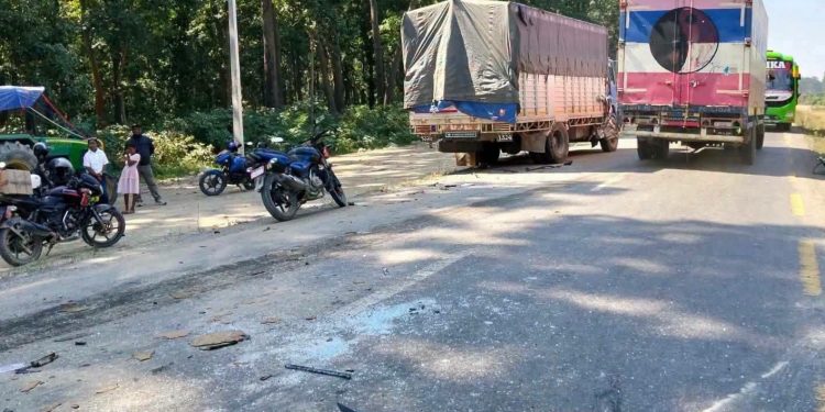 सर्लाहीमा ट्रक र इभी ठोक्किँदा १२ जना घाइते