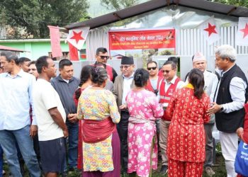 प्रचण्डद्वारा नुवाकोटका बाढीपीडितलाई २१ अस्थायी आवास हस्तान्तरण