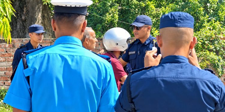 धनुषामा हेल्मेट नलगाउने चालकलाई सम्झाइबुझाइ, प्रहरीले दियो हेल्मेट उपहार