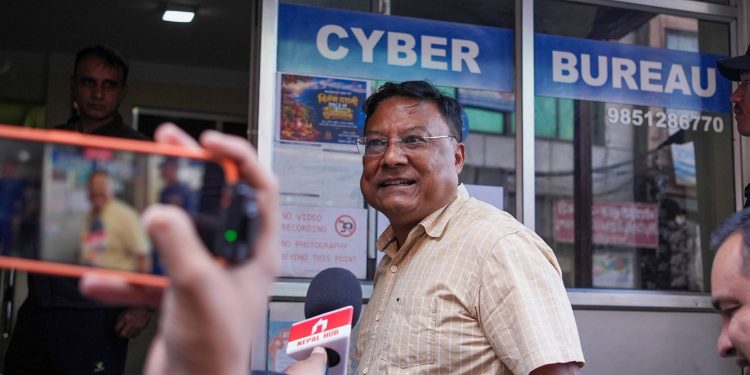 पत्रकार किशोर श्रेष्ठ घरबाटै पक्राउ