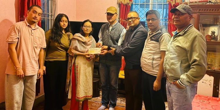 स्वर्गीय पत्रकार उपाध्यायको परिवारलाई १६ लाख बढी सहयोग