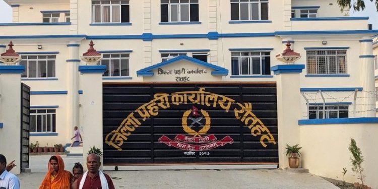रौतहटमा भन्सार छलीका १२ थान मोबाइल बरामद