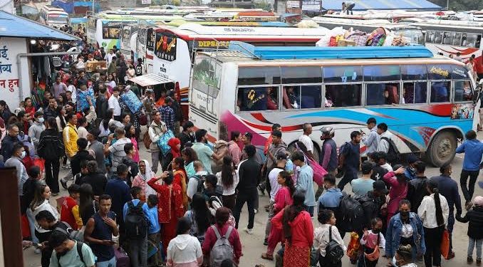 दशैंमा घर फर्किनेको चटारो, टिकट काट्न रातिदेखि लाइन