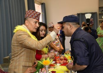 प्रहरी महानिरीक्षक कार्कीले प्रहरी कर्मचारीलाई लगाए दसैँको टीका