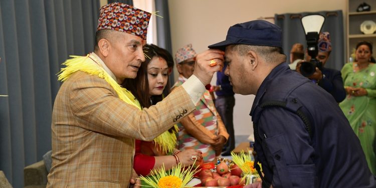 प्रहरी महानिरीक्षक कार्कीले प्रहरी कर्मचारीलाई लगाए दसैँको टीका