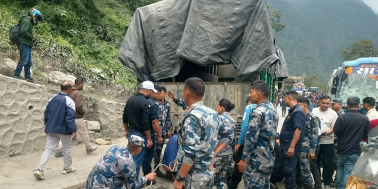 चितवनमा बस, ट्रक र माइक्रोबस ठोक्किँदा ११ जना घाइते